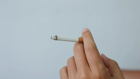 癌症吸烟会怎么样？即便烟瘾再大，这3个时间段也尽量忍一忍，别抽烟-薛医生